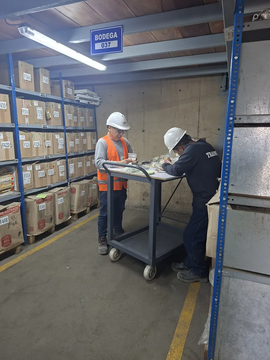 Personal de DAFRA SERGE realizando la toma de inventario en una bodega de repuestos